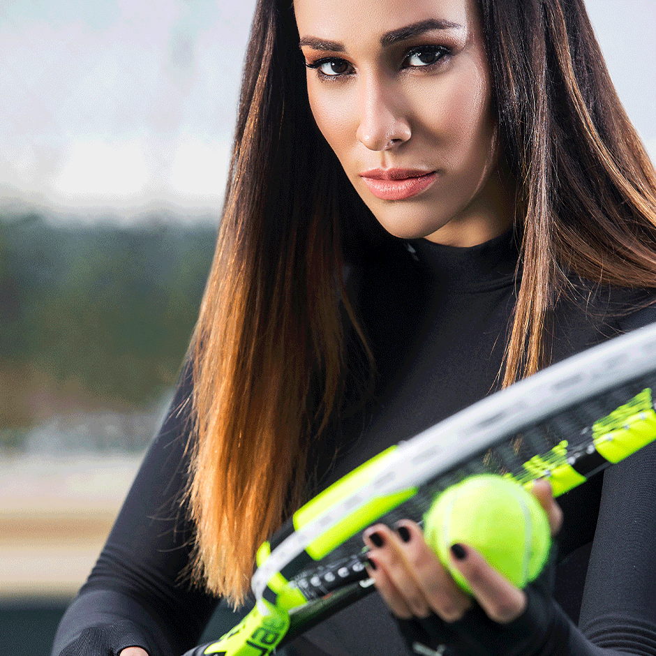 Anyelina Sánchez practica tenis