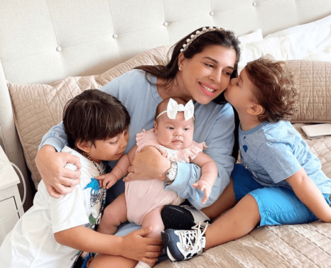 Ginna Fernández y sus tres hijos