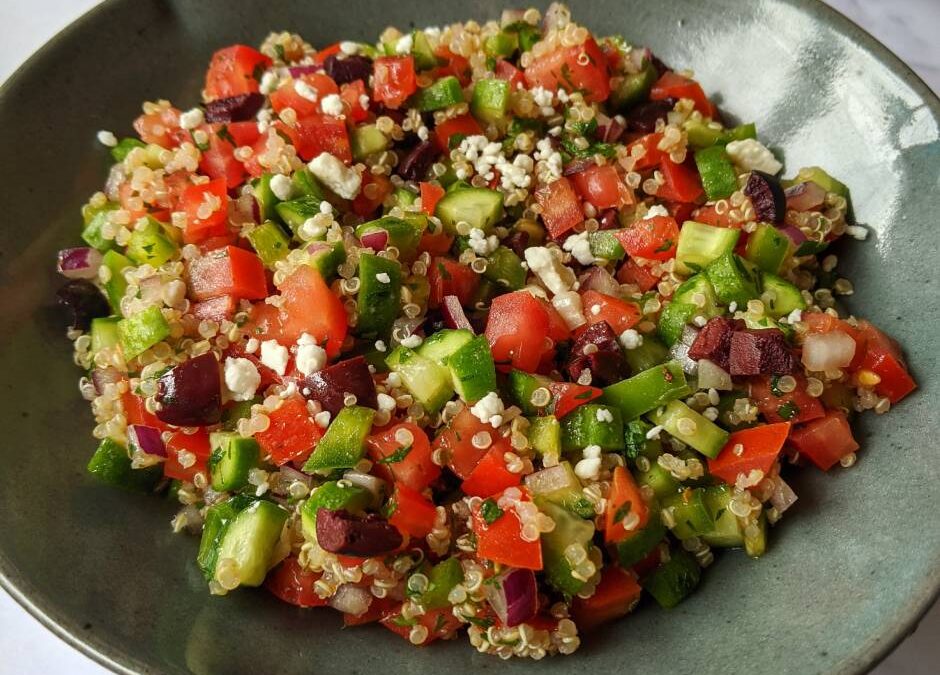 Aprende a hacer una deliciosa ensalada de quinoa griega