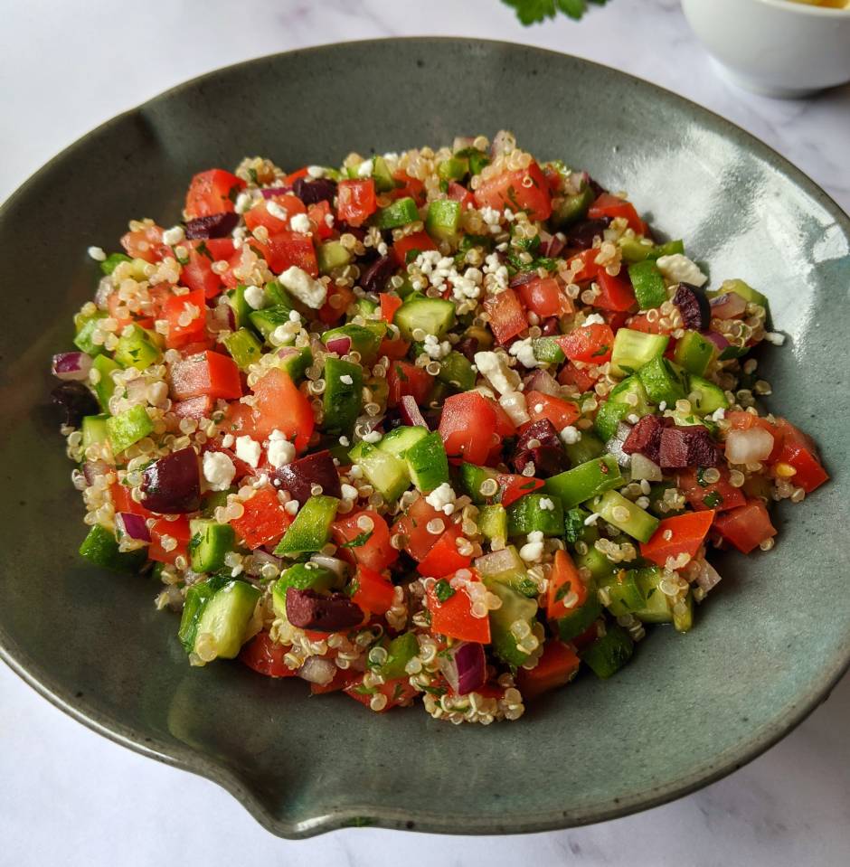 Aprende a hacer una deliciosa ensalada de quinoa griega