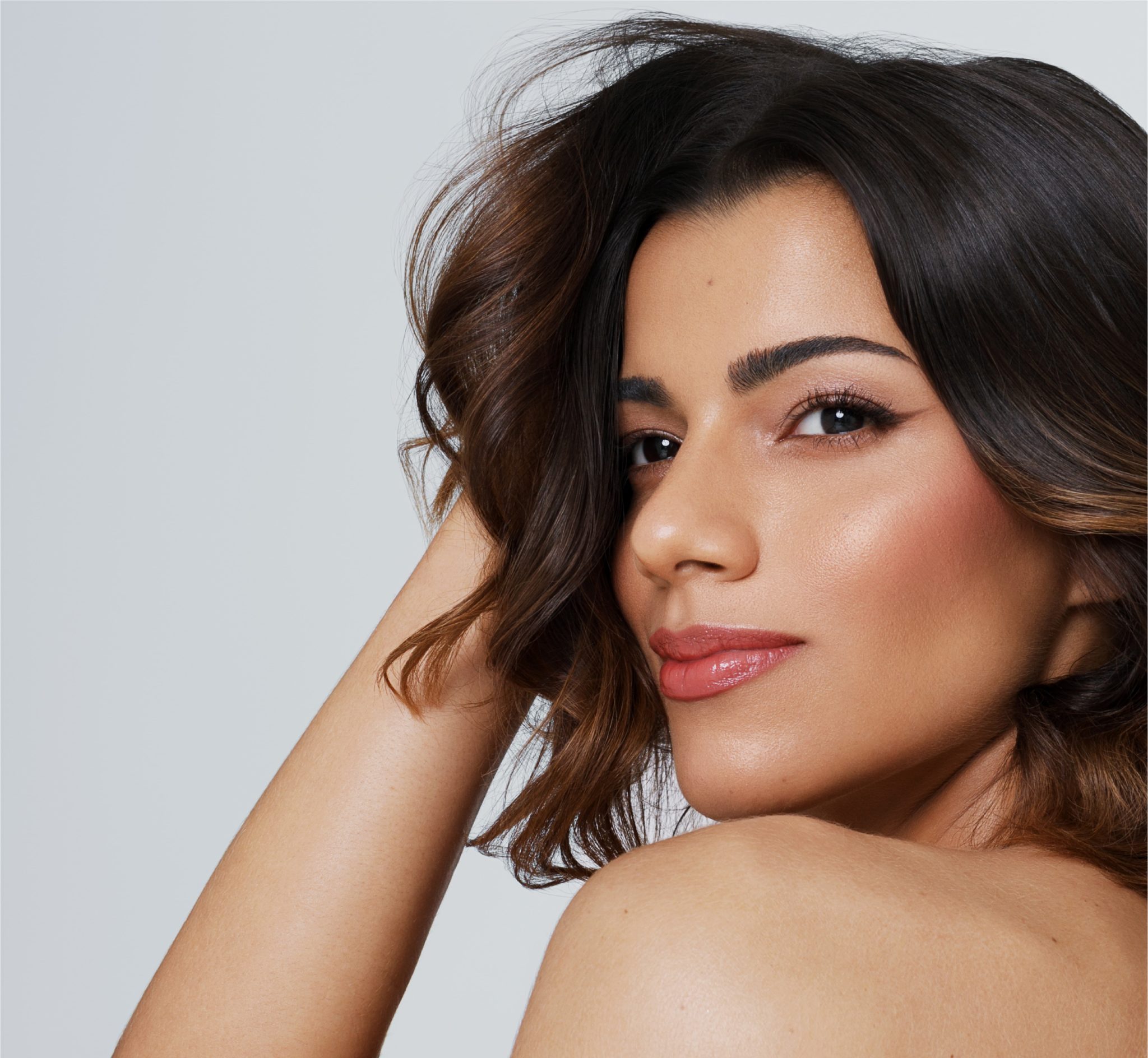 Nashla Bogaert presenta su primera línea de maquillaje